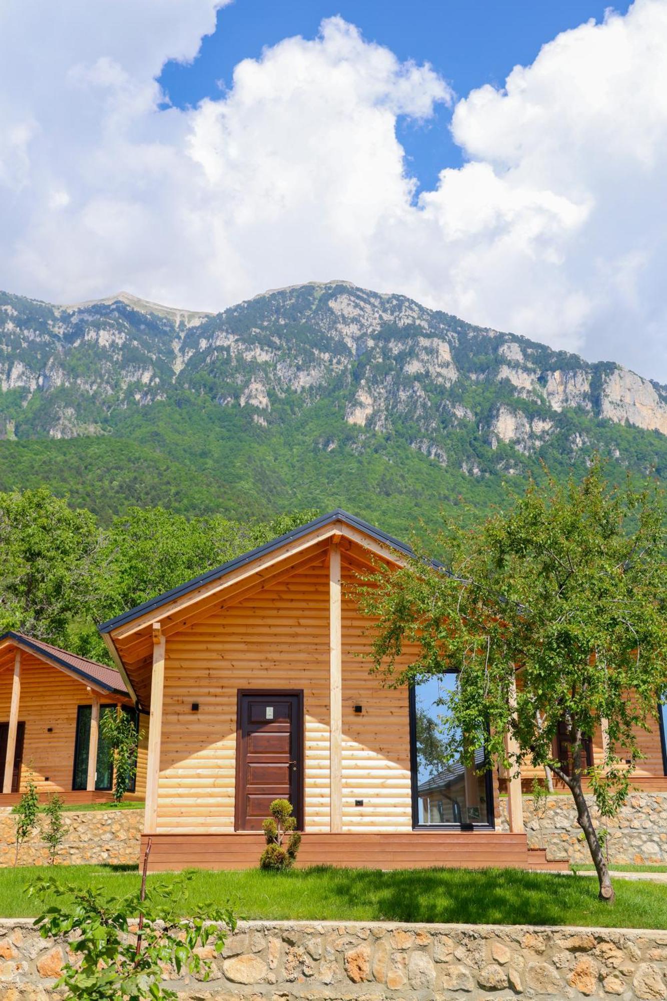 Bujtina Kapinova Hotel Berat Bagian luar foto