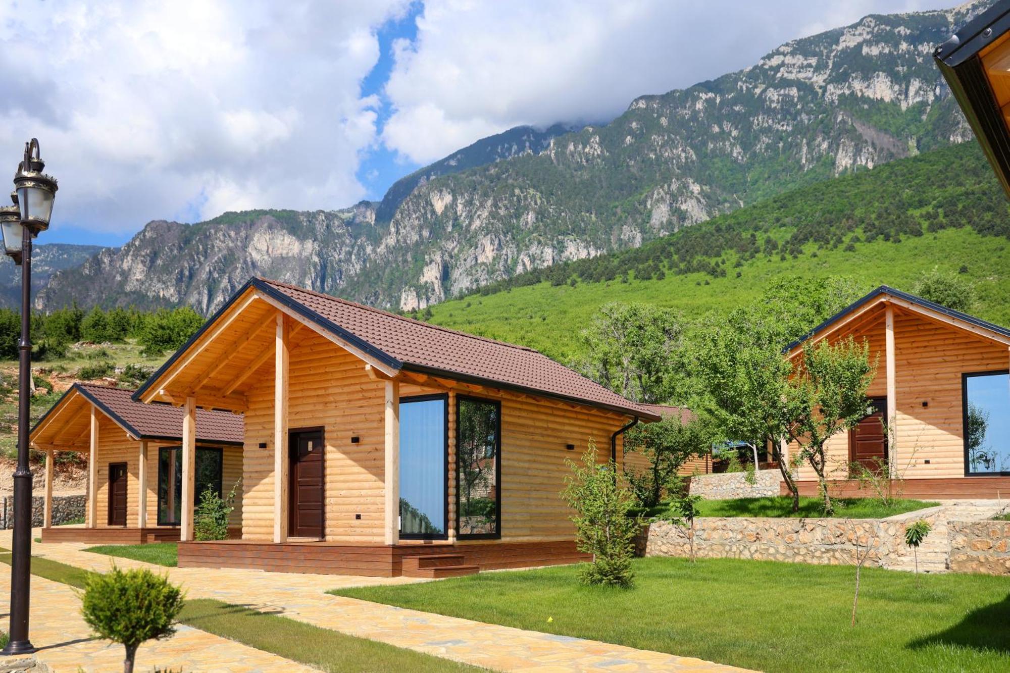 Bujtina Kapinova Hotel Berat Bagian luar foto